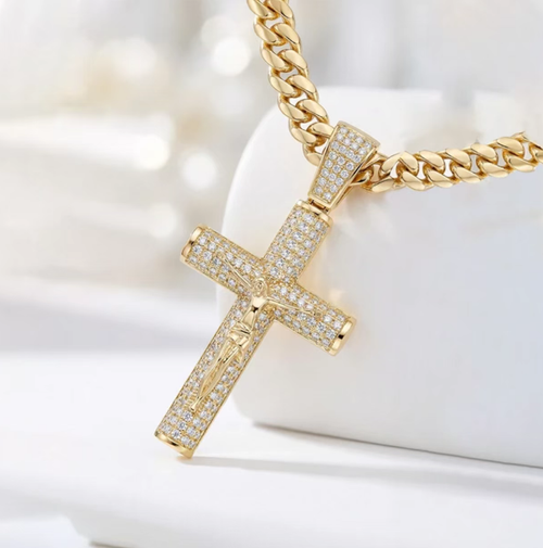 Colar com cruz de Jesus tridimensional em diamante completo. que brilham intensamente e não se soltam dos diamantes. É acompanhado por uma corrente cubana espessa com aço-cinza. Os detalhes estampados são exuberantes, não desbotam nem causam alergias. É adequado tanto para homens como para mulheres. Versátil, pode ser usado tanto na moda urbana hip-hop quanto no dia a dia casual. Adequado para uso próprio ou como presente. Um acessório de pescoço moderno.