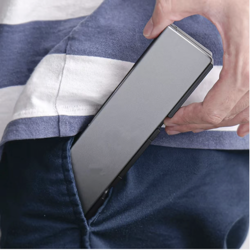 Teclado Bluetooth dobrável portátil. Dobrado para armazenamento,é pequeno e fácil de transportar. A carcaça metálica é resistente e durável. As teclas silenciosas proporcionam uma sensação confortável. Conecta-se rapidamente ao telefone móvel e ao tablet via Bluetooth. O toque é silencioso e confortável. Carregamento por cabo Type-C oferece longa duração da bateria. Inclui suporte embutido para dispositivo. Um pequeno teclado ideal para viagens de negócios, aulas online e trabalho no escritório.
