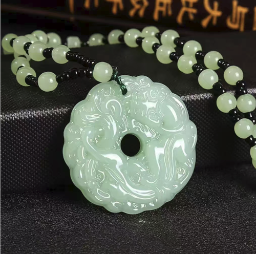 Encomende hoje e receberá 2 colares de energia dos cinco elementos, com adoráveis charms auspiciosos da China antiga. Disponíveis em duas cores de jade, com uma artesanato exquisito e delicado. Simbolizam boa sorte e podem ser combinados com diversos tipos de vestuário. Adequados tanto para homens como para mulheres. O estilo é retrô e elegante, confortável de usar, ideal para uso diário ou como presente para amigos. É um acessório chinês prático e moderno.
