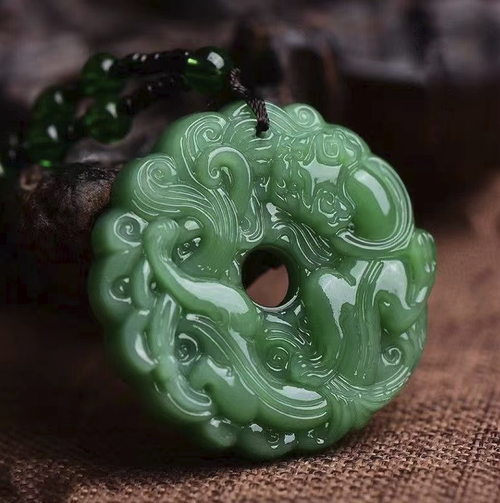 Encomende hoje e receberá 2 colares de energia dos cinco elementos, com adoráveis charms auspiciosos da China antiga. Disponíveis em duas cores de jade, com uma artesanato exquisito e delicado. Simbolizam boa sorte e podem ser combinados com diversos tipos de vestuário. Adequados tanto para homens como para mulheres. O estilo é retrô e elegante, confortável de usar, ideal para uso diário ou como presente para amigos. É um acessório chinês prático e moderno.