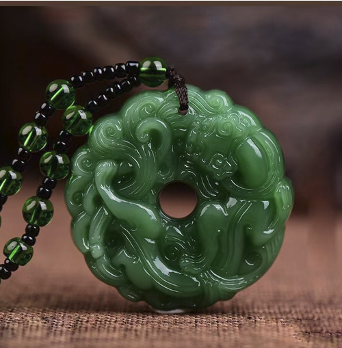 Encomende hoje e receberá 2 colares de energia dos cinco elementos, com adoráveis charms auspiciosos da China antiga. Disponíveis em duas cores de jade, com uma artesanato exquisito e delicado. Simbolizam boa sorte e podem ser combinados com diversos tipos de vestuário. Adequados tanto para homens como para mulheres. O estilo é retrô e elegante, confortável de usar, ideal para uso diário ou como presente para amigos. É um acessório chinês prático e moderno.