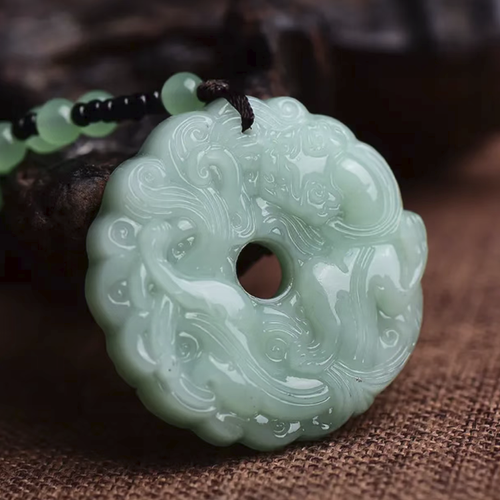 Encomende hoje e receberá 2 colares de energia dos cinco elementos, com adoráveis charms auspiciosos da China antiga. Disponíveis em duas cores de jade, com uma artesanato exquisito e delicado. Simbolizam boa sorte e podem ser combinados com diversos tipos de vestuário. Adequados tanto para homens como para mulheres. O estilo é retrô e elegante, confortável de usar, ideal para uso diário ou como presente para amigos. É um acessório chinês prático e moderno.