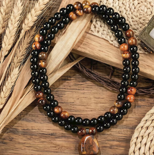 Obsidiana preta combinada com uma corrente de longa jaqueta em pedra tiger eye amarela. O pingente original possui uma textura naturalmente única. As contas são polidas suavemente e redondamente, e as linhas da corda são firmes e duráveis. O comprimento total é moderado, o que realça a silhueta. É um modelo retrô e estável, adequado a diversos estilos de vestuário, e ideal tanto para homens como para mulheres. É muito indicado para uso diário e como presente.
