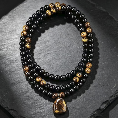 Obsidiana preta combinada com uma corrente de longa jaqueta em pedra tiger eye amarela. O pingente original possui uma textura naturalmente única. As contas são polidas suavemente e redondamente, e as linhas da corda são firmes e duráveis. O comprimento total é moderado, o que realça a silhueta. É um modelo retrô e estável, adequado a diversos estilos de vestuário, e ideal tanto para homens como para mulheres. É muito indicado para uso diário e como presente.