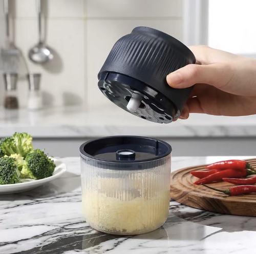Um moedor elétrico de alho recarregável, equipado com um conjunto de cortador em aço inoxidável com três lâminas. O corpo transparente da tigela permite observar facilmente o processo de moagem. Pode ser usado para preparar pasta de alho, alimentos infantis e legumes temperados. A máquina é portátil e fácil de armazenar. É conveniente desmontar e limpar. Não opere sem carga. A unidade principal não deve ser imersa em água. Manuseie cuidadosamente a cabeça do cortador para evitar lesões.