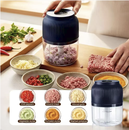 Um moedor elétrico de alho recarregável, equipado com um conjunto de cortador em aço inoxidável com três lâminas. O corpo transparente da tigela permite observar facilmente o processo de moagem. Pode ser usado para preparar pasta de alho, alimentos infantis e legumes temperados. A máquina é portátil e fácil de armazenar. É conveniente desmontar e limpar. Não opere sem carga. A unidade principal não deve ser imersa em água. Manuseie cuidadosamente a cabeça do cortador para evitar lesões.