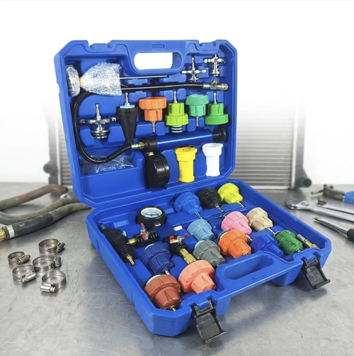 31 conjuntos de kits de ferramentas para detecção de vazamentos de pressão em tanques de água, Os conectores, em várias cores e múltiplas especificações, são compatíveis com a maioria dos modelos de veículos. O equipamento suporta testes de pressão no sistema de refrigeração e enchimento a vácuo do anticongelante. A pressão deve ser aumentada lentamente, sem exceder o limite,  as ferramentas devem ser limpas e mantidas regularmente, e o manômetro deve ser protegido contra impactos.