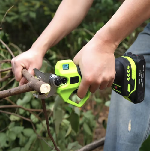 Trimmer de corte de arbustos com bateria de lítio sem escovas de 21V, capaz de cortar ramos frescos com até 25 mm de comprimento.  é sem fios e portátil. A cabeça da lâmina em liga dura é adequada para poda em pomares, jardins e plantas de pátio. Não consegue cortar ramos excessivamente grossos ou duros, nem objetos estranhos. Preste atenção à segurança durante a operação e limpe e lubrifique regularmente a cabeça da lâmina. Armazene a bateria de forma adequada para manutenção.