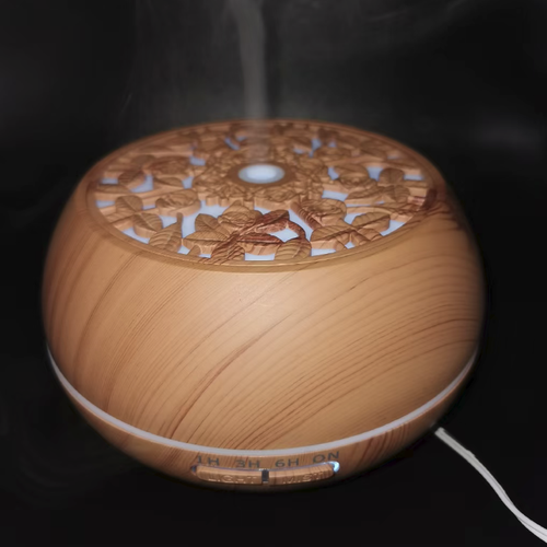 Difusor de aroma com textura de madeira perfurada. A carcaça em material que imita a textura da madeira é combinada com uma tampa superior entalhada. Oferece funções de temporização de 1, 3 e 6 horas, além de um modo de funcionamento contínuo. A atomização ultrassônica gera um vapor fina névoa, proporcionando tanto umidade quanto difusão de fragrância, juntamente com uma luz ambiente noturna. Possui baixo ruído operacional e é adequado para quartos, salas de estudo e áreas de escritório.