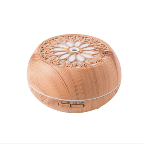 Difusor de aroma com textura de madeira perfurada. A carcaça em material que imita a textura da madeira é combinada com uma tampa superior entalhada. Oferece funções de temporização de 1, 3 e 6 horas, além de um modo de funcionamento contínuo. A atomização ultrassônica gera um vapor fina névoa, proporcionando tanto umidade quanto difusão de fragrância, juntamente com uma luz ambiente noturna. Possui baixo ruído operacional e é adequado para quartos, salas de estudo e áreas de escritório.