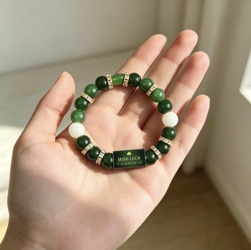 Encomende hoje e receberá 2 pulseiras de tigre-verde. Possuem um design com cordão elástico para fácil uso. A pulseira é composta por contas redondas verdes e brancas entrelaçadas com diamantes, e decorada com um painel ornamental no centro, criando uma atmosfera festiva. Recomenda-se removê-las ao tomar banho ou nadar. São adequadas para usar em festas e também podem ser oferecidas como pequenos presentes durante as celebrações.