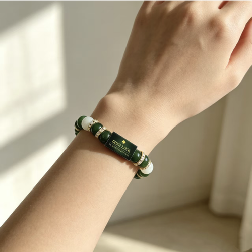 Encomende hoje e receberá 2 pulseiras de tigre-verde. Possuem um design com cordão elástico para fácil uso. A pulseira é composta por contas redondas verdes e brancas entrelaçadas com diamantes, e decorada com um painel ornamental no centro, criando uma atmosfera festiva. Recomenda-se removê-las ao tomar banho ou nadar. São adequadas para usar em festas e também podem ser oferecidas como pequenos presentes durante as celebrações.