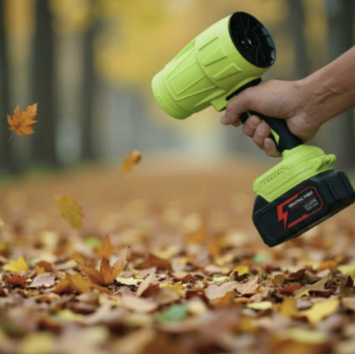 Secador de cabelo com motor turbo e bateria de lítio, com design sem fio manual e alça antiderrapante em forma de pistola, equipado com rolamentos de alta velocidade e pás turbo grandes, combinado com uma bateria de lítio de grande capacidade e carregador dedicado.  limpeza de folhas e varrição de veículos. A operação deve ser realizada longe da saída de ar. Não permita que objetos estranhos entrem. É adequado para diversos cenários de limpeza em oficinas e ao ar livre.
