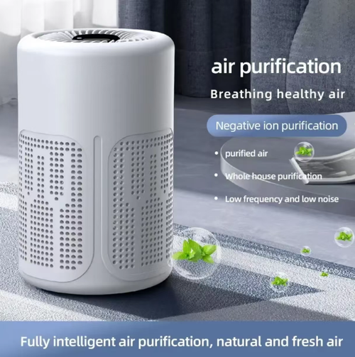 Purificador de ar doméstico em estilo cilindro redondo, equipado com filtros e módulos de íons negativos, que circula o ar interior, reduzindo o cheiro de fumaça, alimentos e animais de estimação. Possui múltiplas velocidades ajustáveis e opera com baixo nível de ruído. Apenas alivia os odores e exige a substituição regular dos filtros. Não obstrui as entradas e saídas de ar e é adequado para espaços pequenos, como quartos e salas de estar.