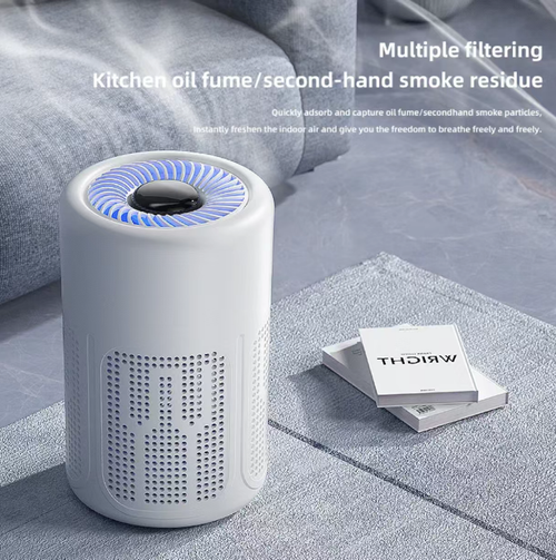 Purificador de ar doméstico em estilo cilindro redondo, equipado com filtros e módulos de íons negativos, que circula o ar interior, reduzindo o cheiro de fumaça, alimentos e animais de estimação. Possui múltiplas velocidades ajustáveis e opera com baixo nível de ruído. Apenas alivia os odores e exige a substituição regular dos filtros. Não obstrui as entradas e saídas de ar e é adequado para espaços pequenos, como quartos e salas de estar.