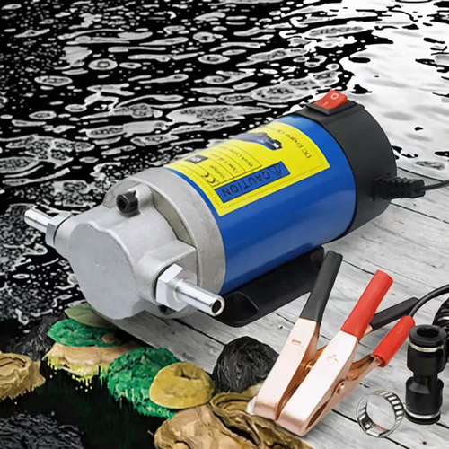 Pompa elétrica portátil de sucção de óleo de 12V,utiliza cliques de crocodilo para ligar à bateria e fornecer energia, possui estrutura de bomba de engrenagem e vem com um tubo transparente para o óleo. É utilizada para extrair óleo de motor velho de automóveis e para troca de óleo em serviço próprio. É adequada apenas para lubrificantes e não deve ser usada para remover combustível. A operação deve ser realizada longe de chamas abertas. Após o uso, limpe a tubulação e armazene no ambiente seco.