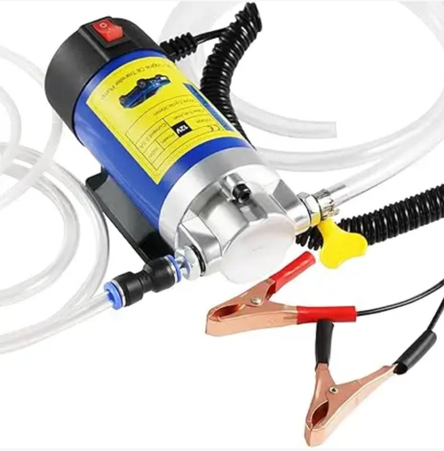 Pompa elétrica portátil de sucção de óleo de 12V,utiliza cliques de crocodilo para ligar à bateria e fornecer energia, possui estrutura de bomba de engrenagem e vem com um tubo transparente para o óleo. É utilizada para extrair óleo de motor velho de automóveis e para troca de óleo em serviço próprio. É adequada apenas para lubrificantes e não deve ser usada para remover combustível. A operação deve ser realizada longe de chamas abertas. Após o uso, limpe a tubulação e armazene no ambiente seco.