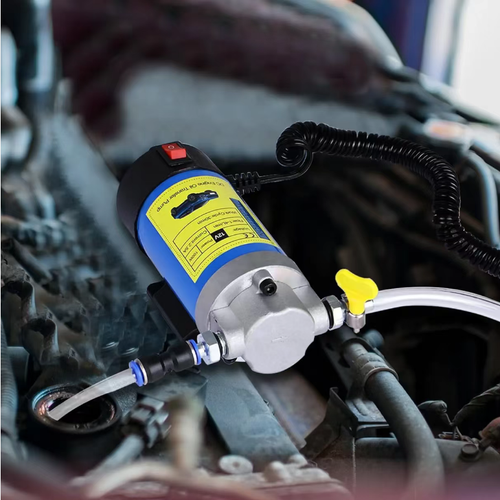 Pompa elétrica portátil de sucção de óleo de 12V,utiliza cliques de crocodilo para ligar à bateria e fornecer energia, possui estrutura de bomba de engrenagem e vem com um tubo transparente para o óleo. É utilizada para extrair óleo de motor velho de automóveis e para troca de óleo em serviço próprio. É adequada apenas para lubrificantes e não deve ser usada para remover combustível. A operação deve ser realizada longe de chamas abertas. Após o uso, limpe a tubulação e armazene no ambiente seco.
