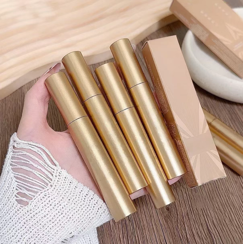 Assim que fizer o pedido,receberá 4 peças da paleta de sombras dinâmicas Dynamic Bright Eyes com três cores.Tem uma textura cremosa,fácil de misturar e não entupem nem deixam riscos. Possui funções tanto de cobertura quanto de realce, permitindo criar um efeito de maquiagem ocular tridimensional, sendo também adequada para contornar o rosto. O corpo giratório do pincel é prático para armazenamento e transporte, e a operação é simples. Até mesmo iniciantes na maquiagem podem dominá-la facilmente.