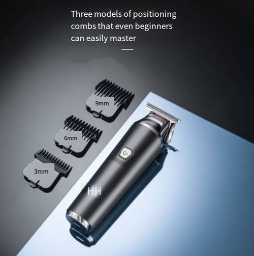 Este aparato elétrico de corte de cabelo para casa está equipado com um visor de energia LED e carregamento rápido tipo C. Inclui limitadores de 3 mm, 6 mm e 9 mm, permitindo cortar cabelos de diferentes comprimentos. Ao remover os limitadores, é possível modelar as sobrancelhas laterais. Os acessórios incluem uma capa protetora, uma escova de limpeza e óleo lubrificante. Todo o conjunto de ferramentas é altamente prático e adequado tanto para adultos como para bebés.