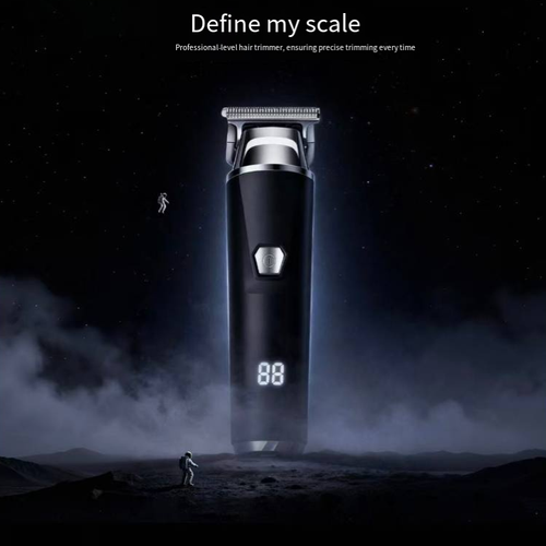 Este aparato elétrico de corte de cabelo para casa está equipado com um visor de energia LED e carregamento rápido tipo C. Inclui limitadores de 3 mm, 6 mm e 9 mm, permitindo cortar cabelos de diferentes comprimentos. Ao remover os limitadores, é possível modelar as sobrancelhas laterais. Os acessórios incluem uma capa protetora, uma escova de limpeza e óleo lubrificante. Todo o conjunto de ferramentas é altamente prático e adequado tanto para adultos como para bebés.