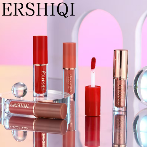 Este conjunto de gloss labial em 12 cores, com estilo de livro, apresenta acabamentos foscos e brilhantes, numa ampla variedade de cores. A aplicação é suave e o filme não gruda na copa após secar. A caixa-presente no estilo de livro está bem organizada, facilitando o armazenamento e a portabilidade. Pode ser usado em diversas ocasiões de maquiagem, como uso diário e festas, sendo adequado tanto para uso pessoal como presente.