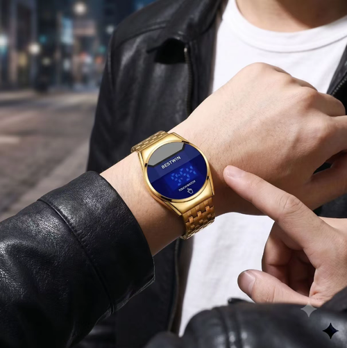Este relógio eletrônico com tela sensível ao toque LED para homens possui um espelho redondo e uma pulseira em metal dourado. O comprimento da pulseira pode ser ajustado conforme necessário. Ao pressionar a tela, ela liga-se, e o display digital é nítido. O movimento eletrônico mantém o tempo com precisão. O design é moderno e versátil, adequado para diversos tipos de vestuário diário. Ao usá-lo, evite impactos e não o exponha à água por longos períodos.