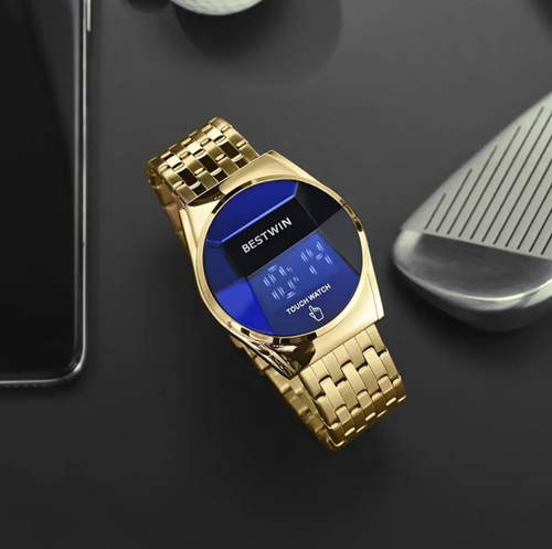 Este relógio eletrônico com tela sensível ao toque LED para homens possui um espelho redondo e uma pulseira em metal dourado. O comprimento da pulseira pode ser ajustado conforme necessário. Ao pressionar a tela, ela liga-se, e o display digital é nítido. O movimento eletrônico mantém o tempo com precisão. O design é moderno e versátil, adequado para diversos tipos de vestuário diário. Ao usá-lo, evite impactos e não o exponha à água por longos períodos.