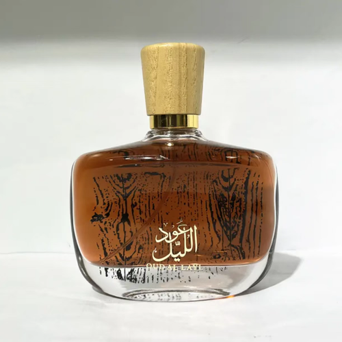 Encomende hoje e receberá 2 frascos de 100 ml com fragrância masculina à base de madeira. A combinação de aromas inclui cítricos, sândalo e freixe, com um perfume tranquilo e equilibrado. O design do spray apresenta uma garrafa de vidro retrô com tampa de madeira, acompanhada por uma caixa-presente. É adequado para ocasiões domésticas e profissionais, devendo ser armazenado em local escuro. Aplicar no ponto de pulso pode intensificar a liberação do aroma.