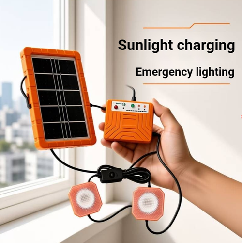 Kit de alimentação com armazenamento de energia solar para emergência, incluindo painéis solares, unidade principal de armazenamento e duas luzes LED. fornecendo iluminação e carregamento de emergência para pequenos dispositivos eletrónicos. O design dividido facilita o transporte e é adequado para acampamentos e situações de emergência durante interrupções na rede elétrica doméstica. É uma ferramenta prática de armazenamento de energia e iluminação para situações longe da rede elétrica.