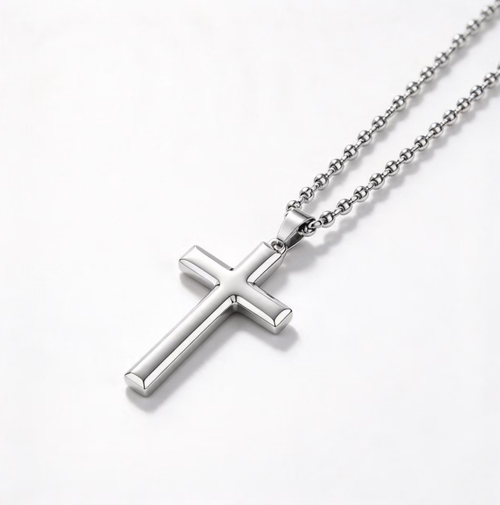 Colar com pingente tridimensional. O pingente é volumoso e grosso, com uma superfície lisa e fina, revestida por eletrodeposição a vácuo, apresentando um brilho delicado. Combinado com uma corrente cubana torcida, o estilo é simples e elegante, adequado tanto para homens como para mulheres. Recomenda-se manutenção regular para evitar contato com produtos químicos e impactos. É adequado para diversos estilos de vestuário, como uso casual e estilo urbano.