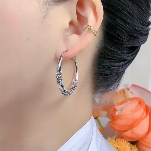 Estes brincos em forma de anel com zircônia e diamante torcido apresentam um design redondo clássico, com zircões delicadamente dispostos em um padrão. A superfície é lisa e brilhante. O fecho de encaixe garante uma fixação segura. A superfície metálica é polida e lisa. É versátil e adequado para diversos tipos de looks, ideal tanto para uso profissional como casual. Com a manutenção adequada, pode conservar sua textura por muito tempo.