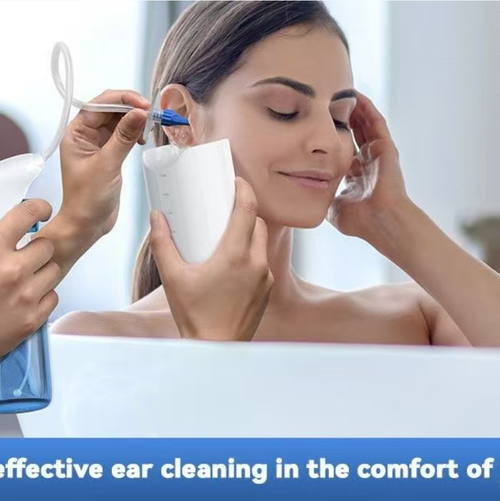 Este dispositivo de limpeza auditiva do tipo manual não requer eletricidade. Ele cria um fluxo suave de água ao pressionar para limpar o canal auditivo. O conjunto inclui uma garrafa de armazenamento de água, um recipiente para coleta de água, várias cabeças de enxágue intercambiáveis e um pincel de limpeza para o ouvido. O aparelho é leve e portátil. Os acessórios podem ser desmontados e lavados, facilitando o uso doméstico na limpeza do canal auditivo.