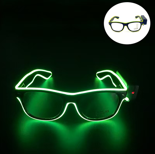Óculos LED Wireless Ray-Ban Iluminados: Armação clássica preta com efeito de luz neon, disponível em várias cores como roxo, azul, amarelo e vermelho.  Pressione o botão sem fio para ligar.  Faça o pedido hoje e você receberá 3 óculos LED sem fio Ray-Ban iluminados.  Eles funcionam como óculos escuros durante o dia e instantaneamente se tornam o centro das atenções à noite.  festivais de música, adicioná-lo ao seu visual instantaneamente aumenta a atmosfera e vem com um filtro de nível C.