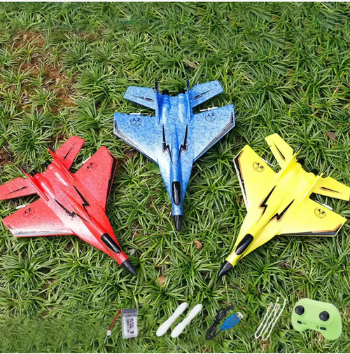 A aeronave de caça de asa fixa e controle remoto está equipada com um corpo de espuma resistente a choques EPP e um sistema de estabilização giroscópica.  Com um controle remoto de dois canais, até iniciantes podem operá-lo facilmente.  O design realista dos caças chama a atenção.  O corpo é portátil e dobrável, podendo ser carregado via USB, proporcionando energia duradoura.  É um excelente produto para a educação infantil e para alívio do estresse dos adultos no campo da aviação.