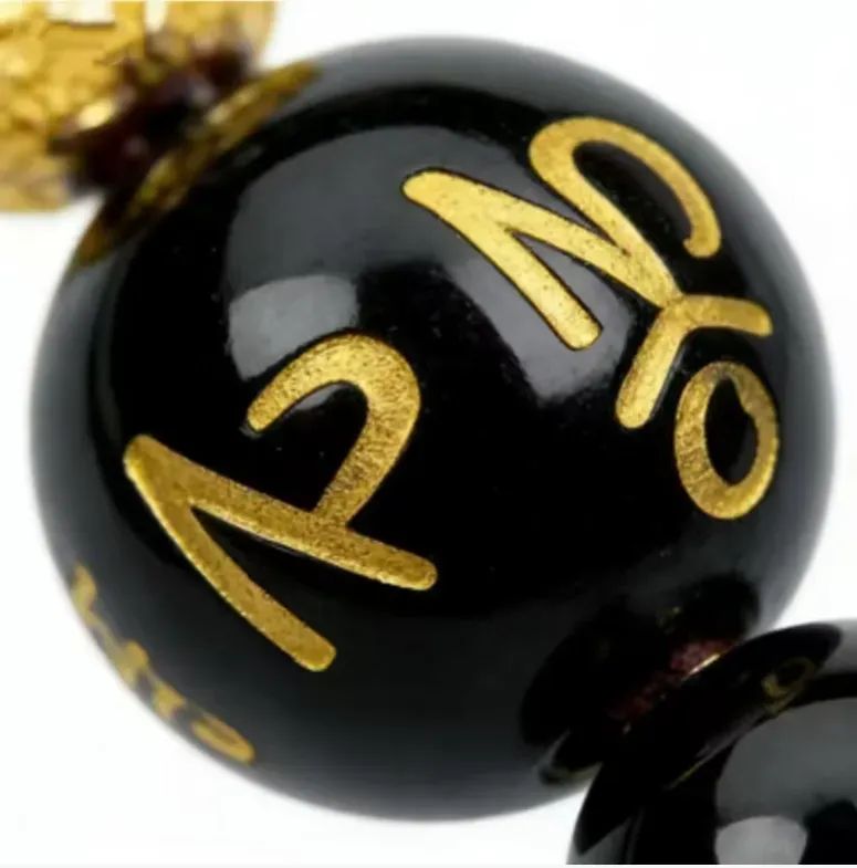 Colar Puxiu para adivinhar e proteger a segurança. Adivinhação + Segurança! O corpo em corrente de obsidiana preta é adornado com puxiu dourado, atraindo riqueza e acalmando o ambiente. O corpo da corrente é durável e pode te proteger. Pode ser ajustado no comprimento para se adequar a vários conjuntos. O uso em camadas cria camadas de estilo, e o uso único se torna um ponto focal. Ele solda boa sorte e paz ao seu pescoço, servindo como um passe de viagem de sorte!