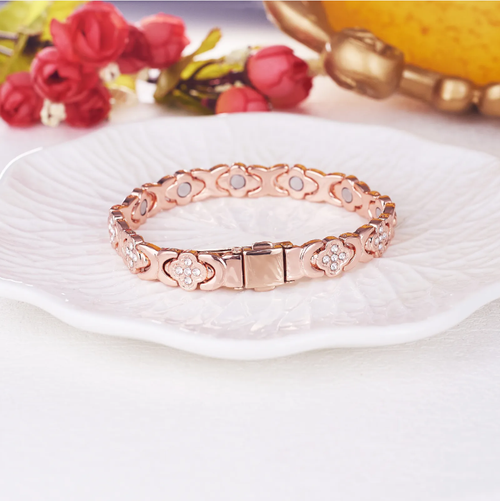 Pulseira de Terapia Magnética Gravada com Diamantes da Grama da Sorte.  O trevo de quatro folhas traz boa sorte, enquanto a zircônia fina exibe sua elegância.  O ímã embutido alivia a fadiga, e a liga de titânio é resistente ao desbotamento.  Ele pode ser ajustado para se ajustar a vários tamanhos de pulso e é suave para a pele.  É versátil tanto para o trabalho quanto para o uso casual, e adequado para dar de presente ou guardar para si mesmo.