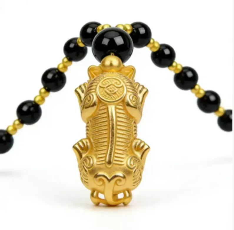 Colar Puxiu para adivinhar e proteger a segurança. Adivinhação + Segurança! O corpo em corrente de obsidiana preta é adornado com puxiu dourado, atraindo riqueza e acalmando o ambiente. O corpo da corrente é durável e pode te proteger. Pode ser ajustado no comprimento para se adequar a vários conjuntos. O uso em camadas cria camadas de estilo, e o uso único se torna um ponto focal. Ele solda boa sorte e paz ao seu pescoço, servindo como um passe de viagem de sorte!