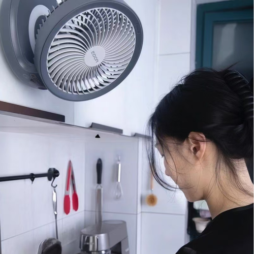 Ventilador circular dobrável montado na parede.  O design dobrável não ocupa espaço.  Possui 4 níveis de energia eólica para circulação contínua de ar.  Ele pode dispersar a fumaça do cozimento e o ar quente na cozinha, acelerar a dissipação de odores no banheiro e também suporta controle remoto sem fio e bateria de longa duração.  É inimigo dos odores quentes e fedorentos em espaços pequenos, permitindo que cozinhas, banheiros e outras áreas desfrutem de ar fresco e fresco.