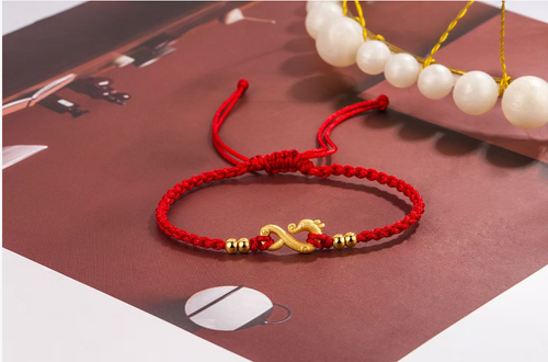 This red rope bracelet is meticulously crafted using traditional techniques. The golden dragon pendant depicts the dragon diving into the deep sea, while the golden beads add a touch of elegance. If you place an order today, you will receive a total of four products - four ancient-style red rope woven bracelets (in red, wine red, black, and green). This is a gentle and lucky item, suitable for personal collection or as a gift.