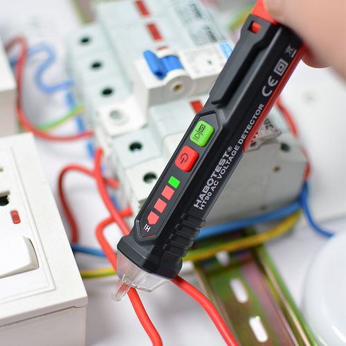 A caneta elétrica multifuncional integra funções inteligentes de detecção, teste elétrico, teste de isolamento e medição de ponto de falha de circuito.  Ele pode distinguir entre fio energizado e fio neutro sem contato físico e pode localizar com precisão falhas no circuito.  A operação é simples, com prompts duplos de luz e som.  É um gênio da segurança para eletricistas e manutenção de circuitos domésticos, permitindo que você controle totalmente a segurança da eletricidade.