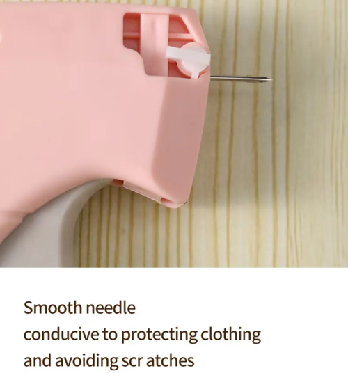 Mini Arma de Costura: Dispara automaticamente em 1 segundo.  O design da agulha fina não prende as linhas nem danifica os materiais.  Ele pode costurar camisas finas, jeans grossos e fronhas macias com facilidade.  Equipado com 5 agulhas sobressalentes + 1000 agulhas pretas e 1000 agulhas de cola branca.  Os consumíveis são abundantes e a arma é altamente durável.  O corpo da arma é leve e fácil de carregar.  É eficiente para rotulagem de lojas e reparo de roupas para casa.