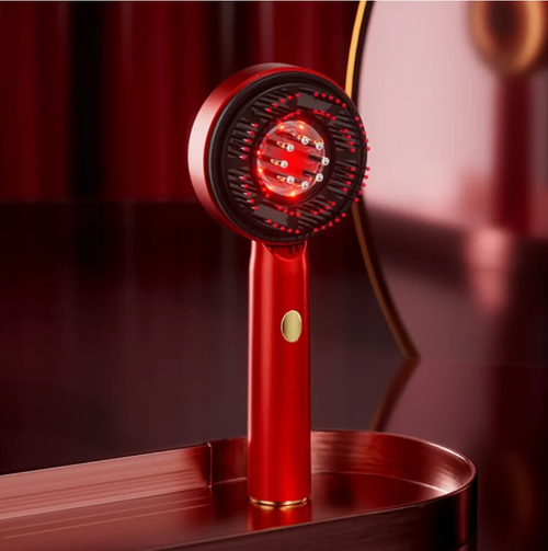 Este massageador de luz vermelha para o couro cabeludo é um salvador para o cabelo: a bola que guia o líquido entrega a essência com precisão, sem desperdício.  Nutrição por luz vermelha + vibração de alta frequência controlam a secreção de óleo e a prevenção da queda de cabelo, Pode ser usado tanto em cabelos secos quanto molhados.  Você pode desfrutar de um SPA profissional para couro cabeludo em casa.  É adequado tanto para corujas noturnas quanto para aquelas com cabelo oleoso.