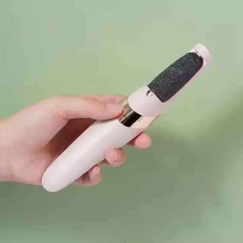 Esfregador elétrico em formato de caneta, corpo compacto em estilo de caneta, fácil de carregar. O cilindro de areia esfolia as células mortas do pé, e vem com tampa de proteção transparente. Inicia com um toque, e a cabeça de esfregamento é removível para facilitar a limpeza. Adequado para o tratamento físico de pele morta e áspera em pés secos, pode ser usado em casa ou fora. Evite áreas de pele ferida, destinado apenas ao cuidado básico diário dos pés.