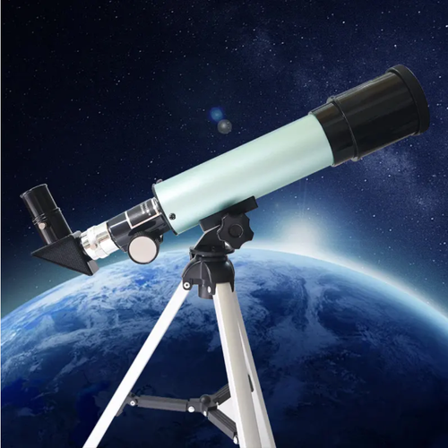 Telescópio Espacial 90x (com tripé portátil): Equipado com duas oculares - H20mm e H6mm, possui distância focal de 360mm e abertura de 50mm.  Pode fazer com que os planetas e a lua pareçam muito maiores e mais brilhantes diante de seus olhos.  É um excelente ajudante para os entusiastas da astronomia explorarem convenientemente o universo.  Apresenta as maravilhosas cenas do universo diante de seus olhos, o que é realmente surpreendente!