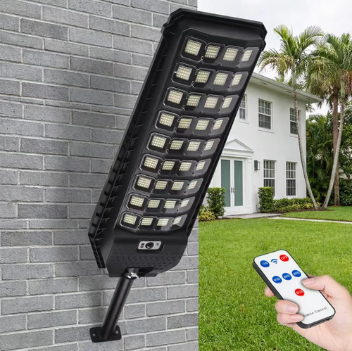 Este poste solar tudo-em-um é equipado com painéis solares policristalinos de alta eficiência, e pode ser totalmente carregado em apenas 6 horas.  Ele é equipado com tecnologia inteligente de radar para sensores do corpo humano, que o torna mais brilhante quando as pessoas estão presentes e escurece quando elas saem. Ele suporta controle remoto remoto para trocar de modo.  A estrutura impermeável integrada é durável e robusta, tornando-a uma escolha ideal para iluminação externa duradoura.