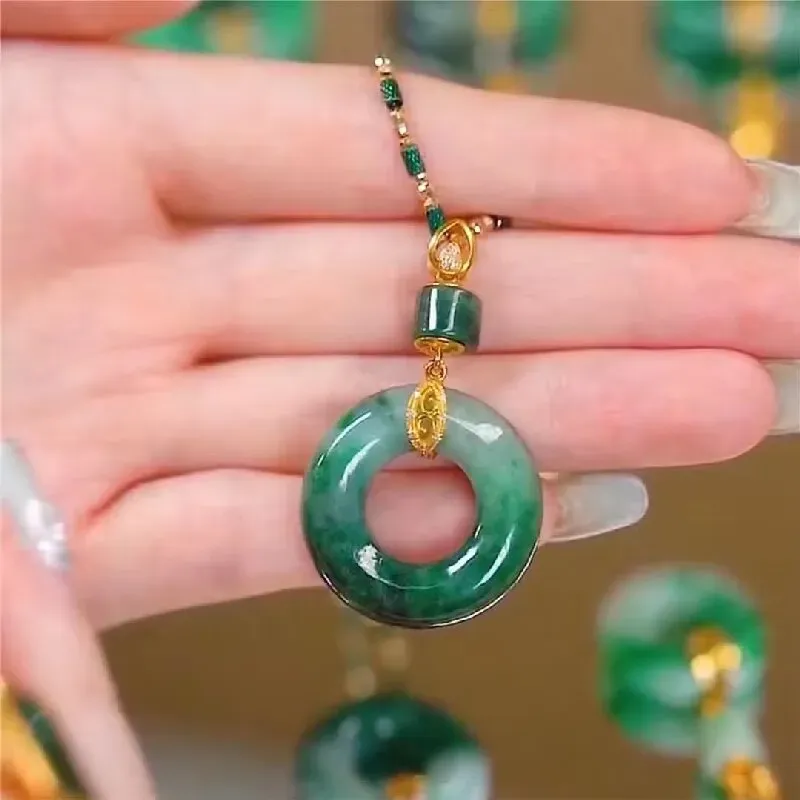 Faça o pedido hoje e você receberá o Amuleto da Paz + 2 peças do Colar de Cristal Verde Jade Flor da Sorte, Corrente de Contas Finas de Cristal Verde Transparente, e Corrente Lockbone Atmosférica ao estilo chinês, que faz sua pele brilhar e não aperta seu pescoço.  Adequado tanto para ocasiões de trabalho quanto informais como presente.  Simboliza paz e completude.  Pétala Gravada Design Deslumbrante.  Um acessório delicado para uso diário.