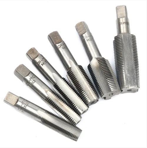 Auto Repair Essentials - Conjunto de 114 peças de Ferramentas de Reparo de Rosca de Cárter de Óleo.  Feitas de aço de alta qualidade, essas ferramentas são fáceis de operar e apresentam armazenamento de classificação conveniente.  Eles resolvem com precisão os problemas de deslizamento da rosca e danos no cárter, tornando-os uma ferramenta profissional para manutenção de motores e operações de reparo de automóveis.