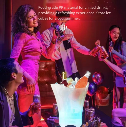 O balde de gelo para alto-falante Bluetooth no estilo de copo de vinho integra um balde de gelo, um alto-falante e uma luz ambiente. É feito de material de qualidade alimentar para manter o gelo congelado. Tem som estéreo 3D com troca de luz vermelha, azul ou colorida. É adequado para acampamentos, encontros e festas em casa. É pequeno, portátil e tem bateria suficiente. Este único dispositivo traz uma atmosfera cheia de alegria e é essencial para festas.