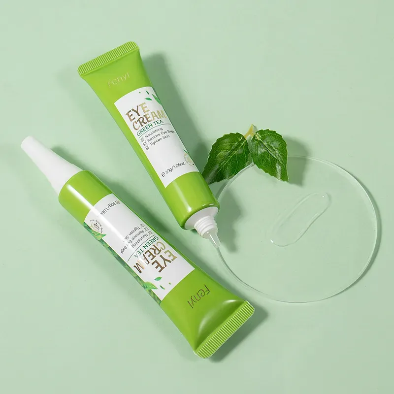 A base de chá verde fresco e prensado confere uma textura cremosa verde-clara, lisa, mas não pegajosa.  É adequado tanto para peles oleosas quanto sensíveis.  Após a aplicação, deixa um tom azulado pálido e suaviza as linhas finas.  A área dos olhos parece mais firme e brilhante.  Faça o pedido hoje e você receberá 5 garrafas, o que é suficiente para um ano inteiro.  Aplique como base pela manhã e como máscara para os olhos à noite.  Esse benefício antienvelhecimento é extremamente econômico!